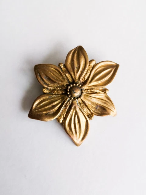 Broche En Or Jaune 750e à Décor De Fleur Stylisée Ornée D'une Perle De Culture. Dim.: 52x25 Mm Poids Brut 5g10