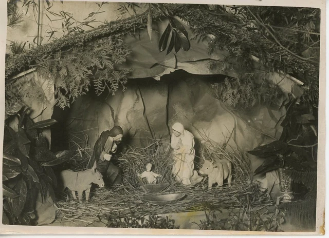 Noël, La Crèche de l&#039;église de Chantemesle en Ile de France Vintage silver