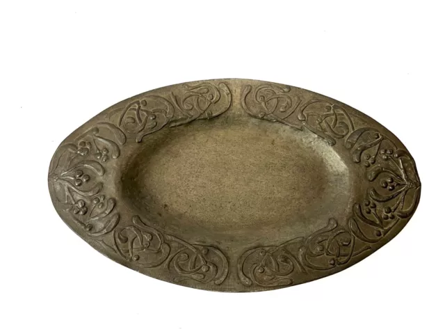 ancien plat oval en étain avec decoration feuille 18eme