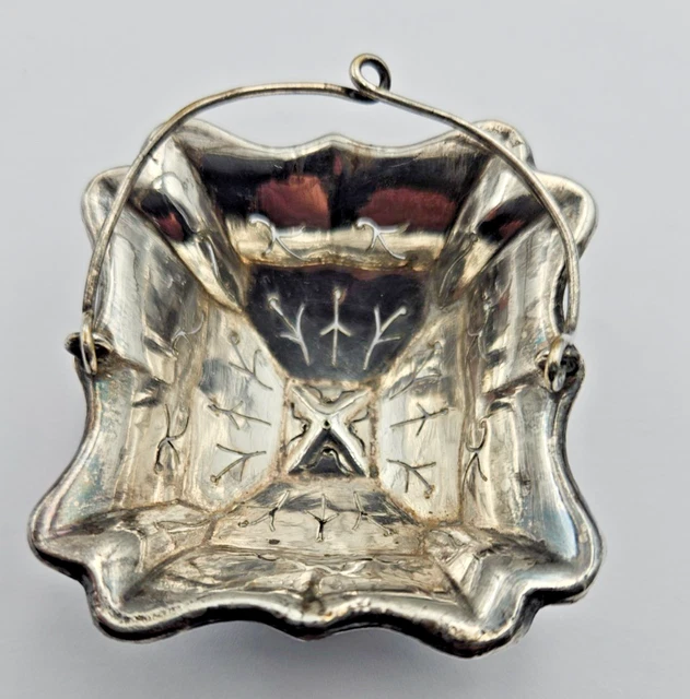 Lot de Passette à thé en argent étranger, à décor au repoussé de rondes