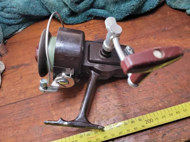 Vintage DIAWA Fishing Reel, No 7700. tools, beach, river, bait, line, old, 4x4.