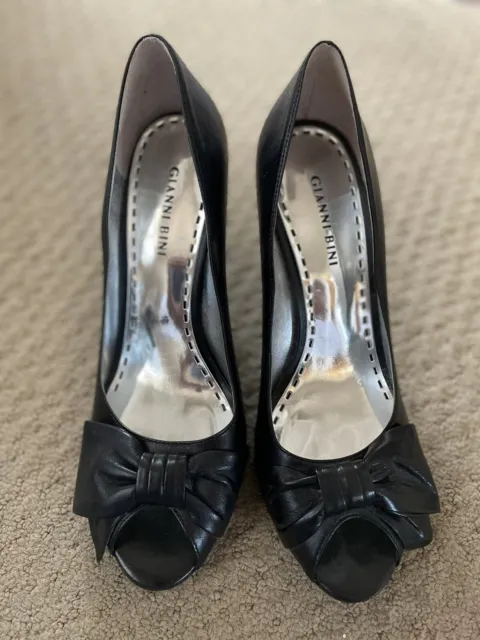 Gianni Bini Black Leather Peep Toe Pump Heel Shoes Women's 9M with Bow