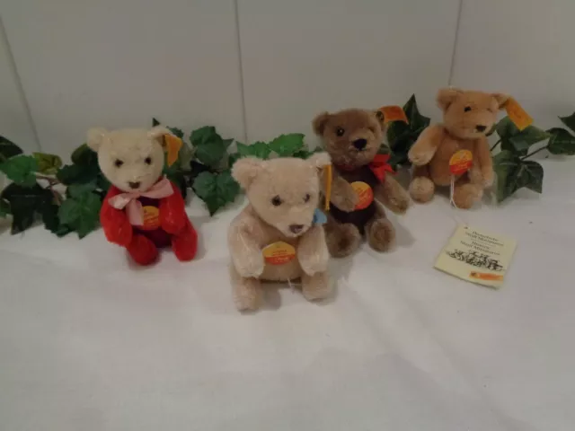 Steiff, 4 kleine Steiff-Bären, alle mit Knopf/Fahne und Brustschild, guck!