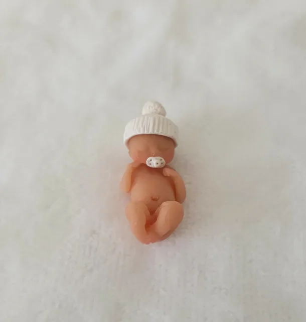 Ooak polimero argilla piccolo bambino addormentato con cappello e manichino. Casa delle bambole, così carina