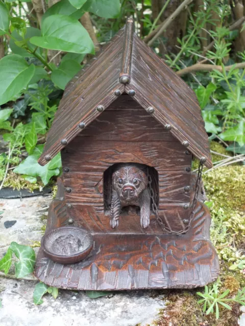 Ancienne boîte, coffret Forêt Noire, chien dans sa niche