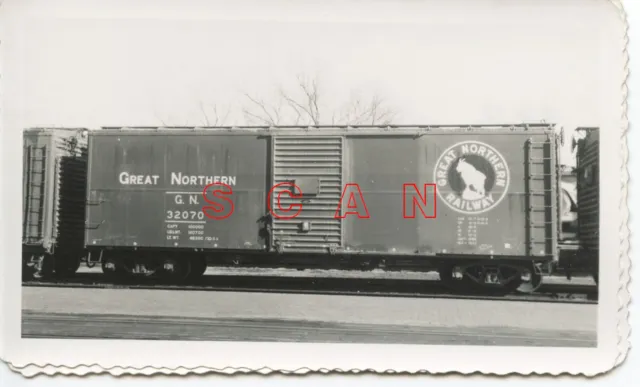 2J082 RP 1950s GREAT NORTHERN RAILROAD FREIGHT BOX CAR #32070