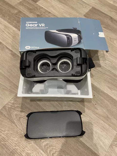 * Samsung Gear VR Oculus Virtual Reality White Headset