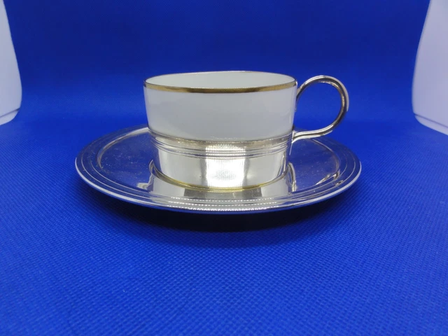 Tasse en porcelaine de Limoges avec support et soucoupe métal argenté
