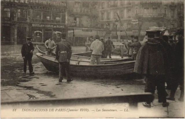 CPA Inondations 1910 PARIS Les Sauveteurs (996550)