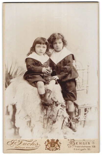 Fotografie F. Fuchs, Berlin, Friedrichstraße 108, Junges Schwesternpaar in Matr