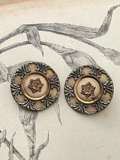 2 Grands Boutons anciens en métal à décor de fleurs - Collection 3,2 cm
