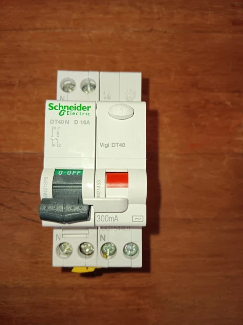 Disjoncteur Schneider DT40 16A - Référence A9N21025, 6KA - Occasion En Excellent état
