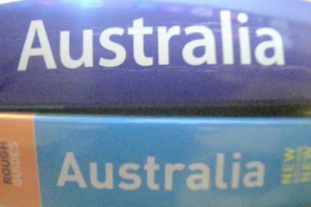 LOT OF 2 GUIDES ON AUSTRALIA Lonely Planet 2004 / Rough Guides 2014