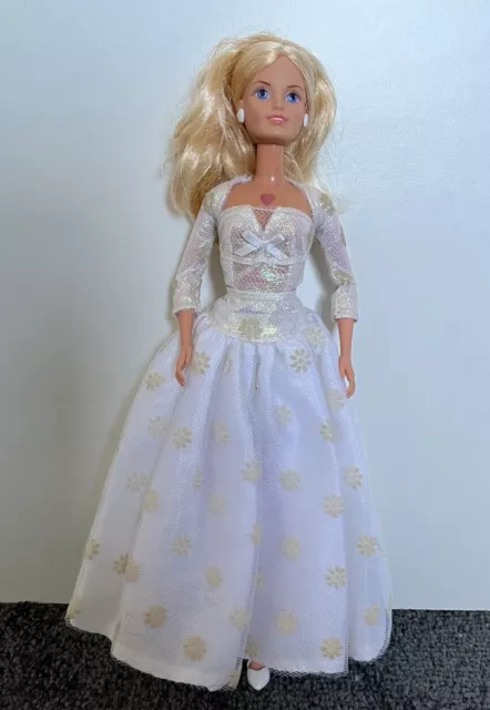 Vintage Sindy Bride Doll