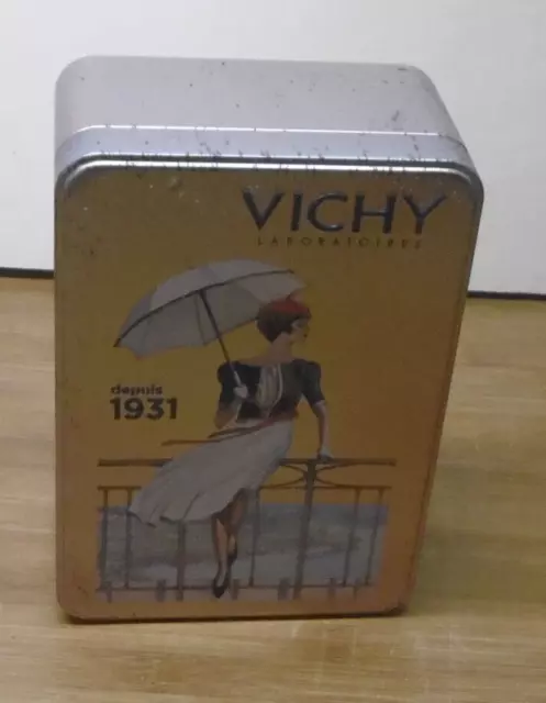 Blechdose   von Vichy mit Motiv von 1931 - 19cm x 13cm x 8cm #PE