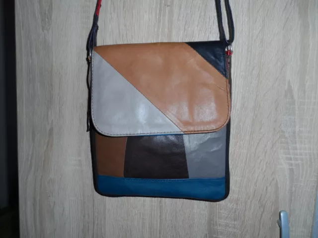 kleine Umhängetasche aus Leder für Damen  20x22 cm rot, schwarz, braun