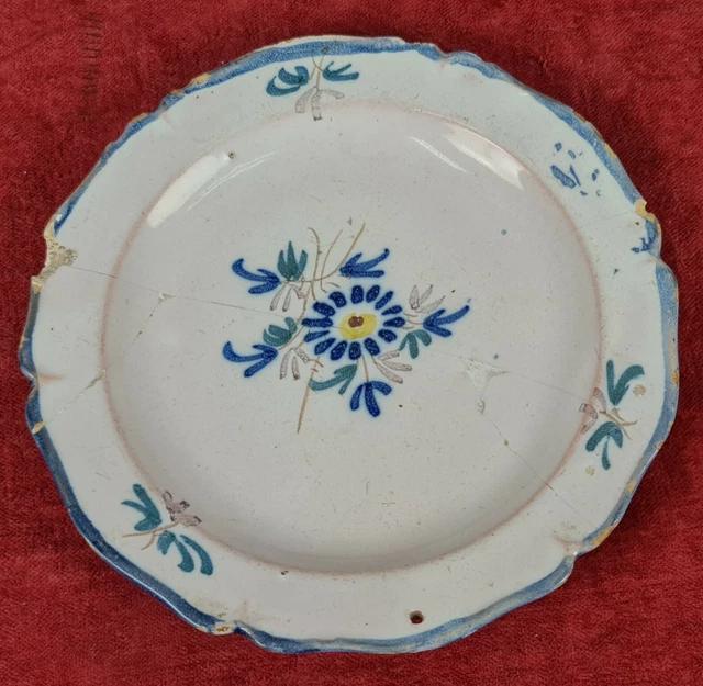 Assiette En Céramique Émaillée D'alcora. Décoré À La Main. Xixème Siècle.