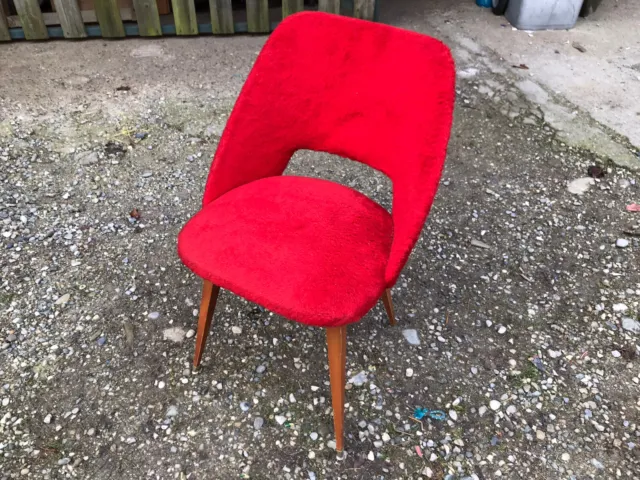 Ancienne chaise moumoute rouge vintage années 1950 pieds fuseau déco design