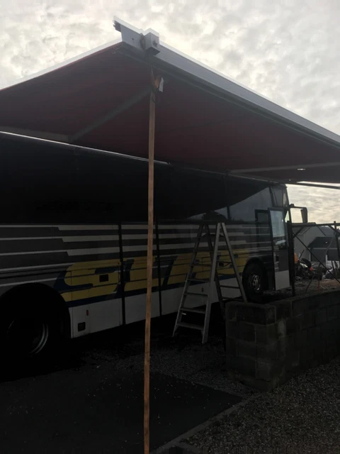 bus aménagé. camping-car plus garage mettre une voiture de course 2