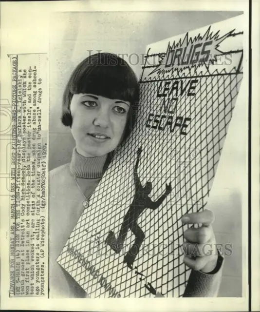 1970 Press Photo Barbara Igieski holds first place winner anti-drug poster