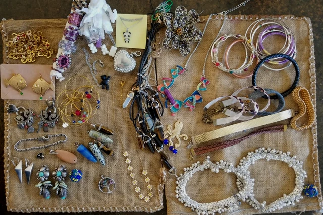Lot de bijoux fantaisie: colliers et bracelets 💍✨ (Gebraucht) in Versegères für CHF 7 – mit Lieferung auf kaufen