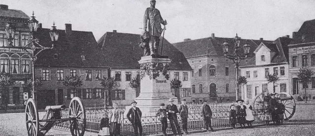 Naugard/ Nowogard- Der Markt mit dem Bismarckdenkmal (Pommern) 1912