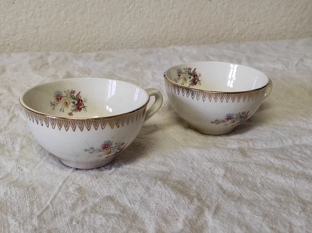 2 Anciennes Tasses Saint Amand déco floral de 9 cm de diamètre