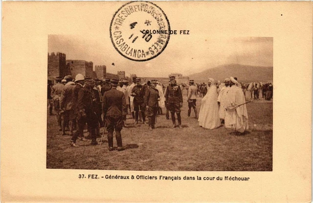 CPA AK FEZ General French Officers in the Court MOROCCO (688855)