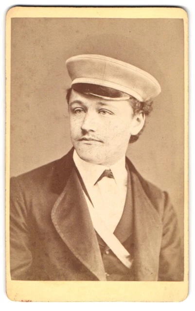 Fotografie Otto Reitmayer, München, Student mit Mütze im Portrait