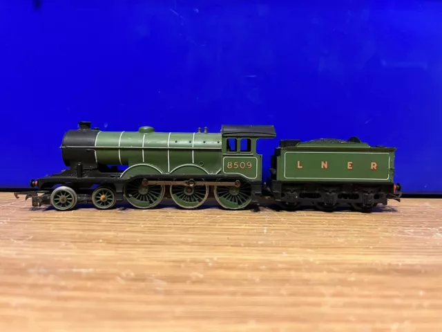 HORNBY 00 Gauge 'Loco And Tender B12 Green 8509' Model . R150 . R39