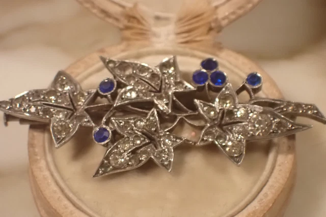 Très belle ancienne broche en argent massif et pierres blanc bleu.