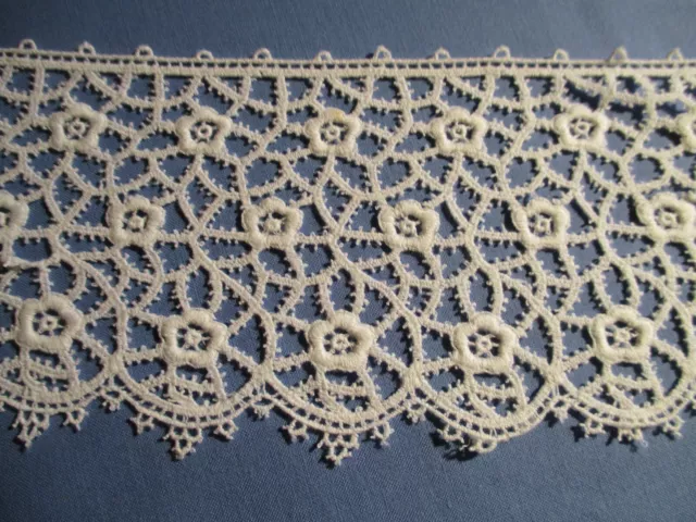 Volant dentelle Schiffli ancienne (1900) coton blanc 1,6 m x 7,5 cm