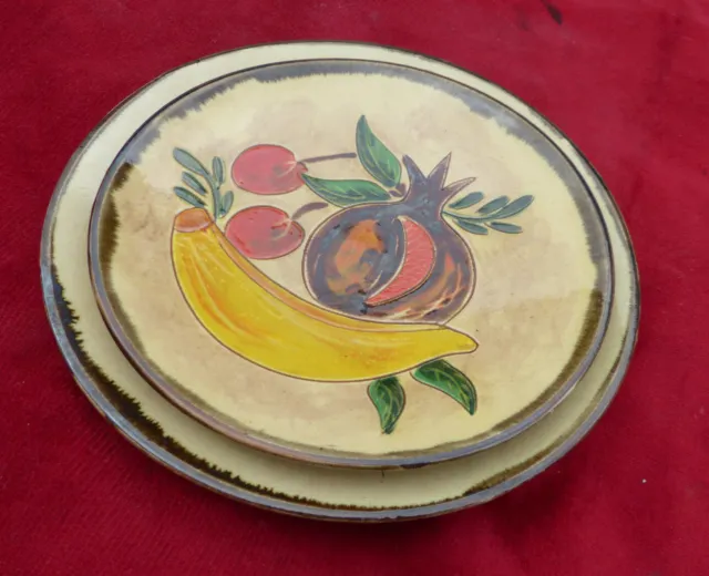 1 assiette et 1 plat rond / en céramique, décor de fruits