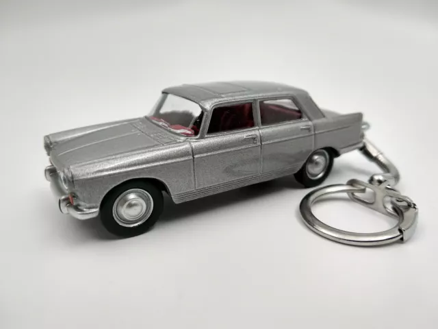 Porte clé Peugeot 404 berline grise neuf en métal, idée cadeau sympa