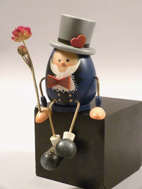 sh13/7  KÄTHE WOHLFAHRT  Duftl  Räuchermännchen  Mann mit Blume