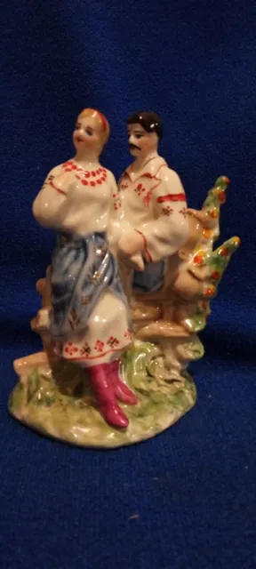 Amour couple homme et femme en vêtements traditionnels figurine en...