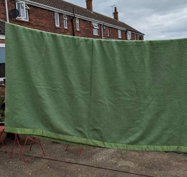 VINTAGE GREEN  'SOLE MIO'  Modern PURE WOOL BLANKET  made England 84 x 96