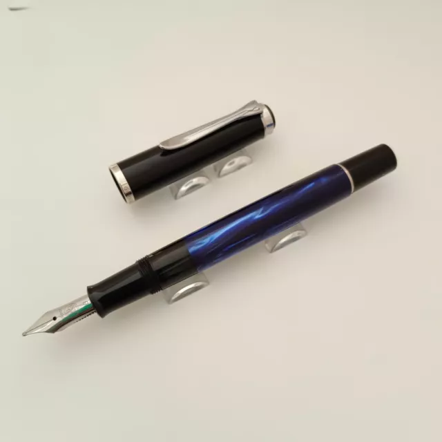 Pelikan Classic M205 blau marmorierter Füllfederhalter, hergestellt in...