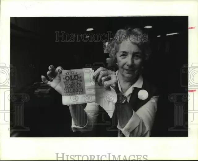 1989 Press Photo Laverne Carlilie holds napkin at Loners of America in Houston
