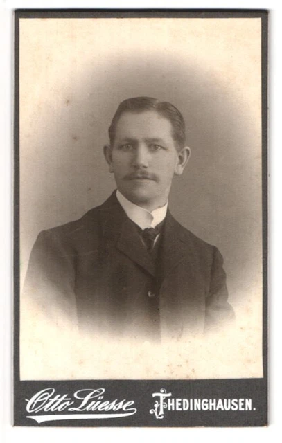Fotografie Otto Lüesse, Thedinghausen, Portrait eleganter Herr mit Oberlippenba