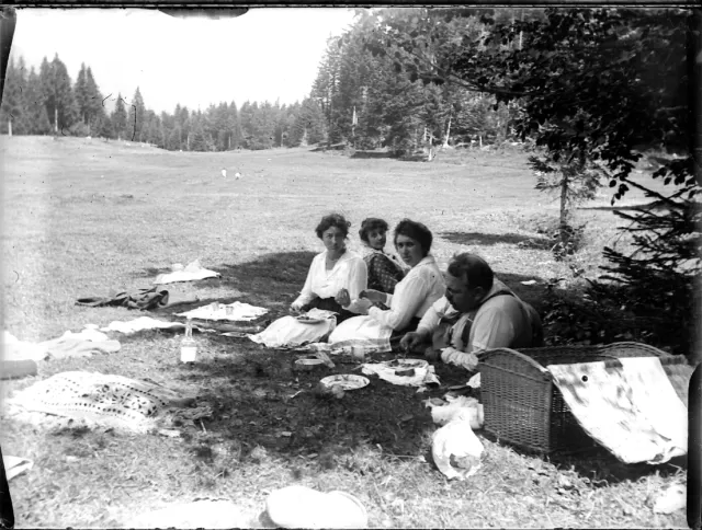 Pique Nique en famille sur l'herbe - ancien négatif verre photo - an. 1910 1920