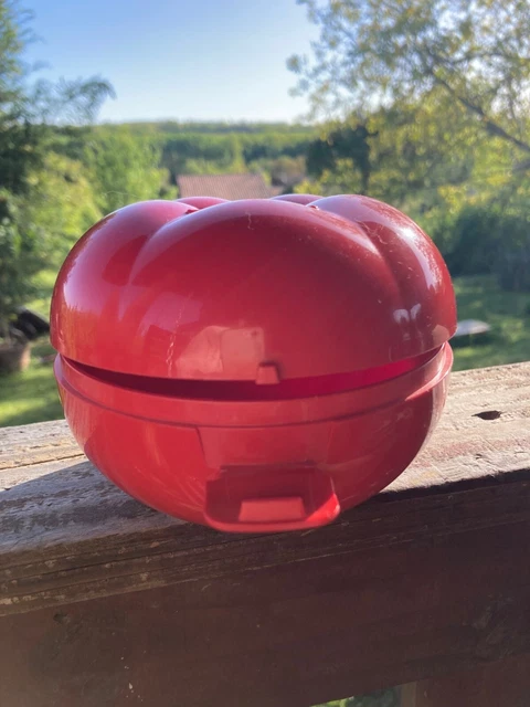 Boite  Tupperware  vintage, tomate en plastique rouge