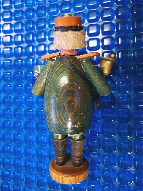 Räuchermännchen mit Geschenken, ca. 17,5 cm hoch, alt, geklebt, nur als Deko 4