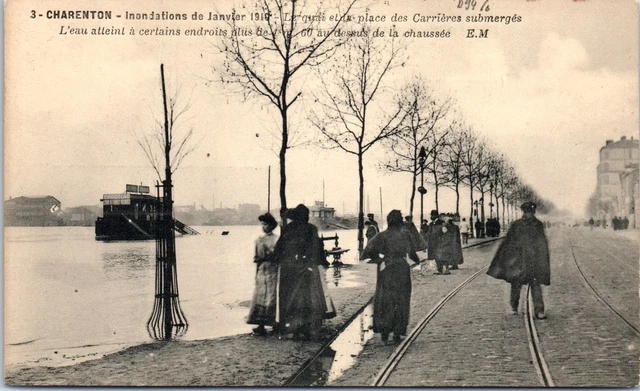 94 CHARENTON - le quai et la place lors de la crue de 1910