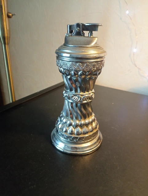 briquet de table ancien en métal argenté (h15cm x diam 8 cm)