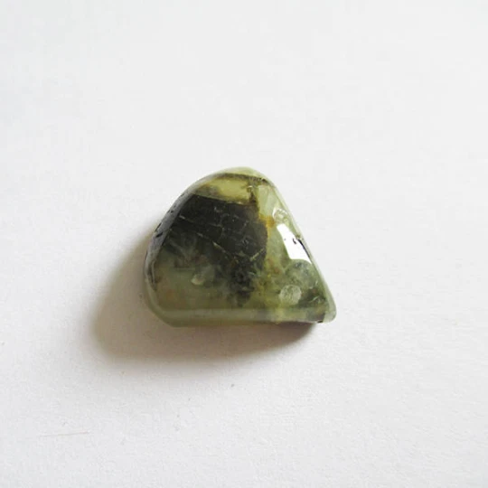 Préhnite cabochon pierre fine 19x18x8mm gemme multicolore reiki chakra plexus