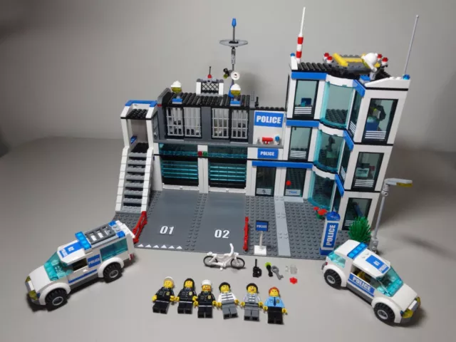 LEGO Police Station 7498 (Discontinued by manufacturer)