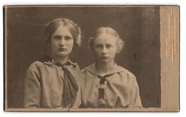 Fotografie Chr. Schwennesen, Tondern, Westerstrasse, Zwei junge Mädchen in klei