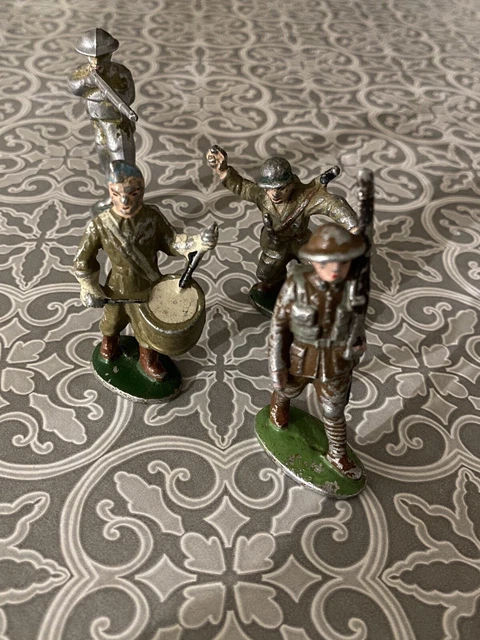 Quiralu lot de 35 figurines diverses soldats, indiens etc