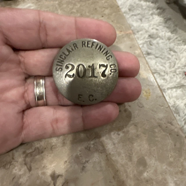 Sinclair Refining Company Employee Badge #2017 Gas Oil